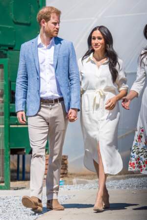 Le 2 octobre 2019, le prince Harry et Meghan Markle se sont accordés sur des couleurs claires et optent tous les deux pour des chaussures beige-marron en daim pour visiter l'association "Yes" en Afrique du Sud. 