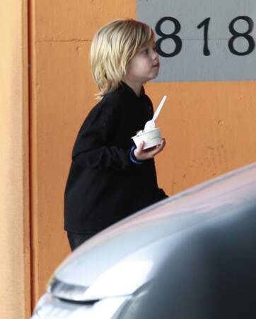 Shiloh Jolie-Pitt en train de manger un frozen yogurt à Los Angeles, en 2013.