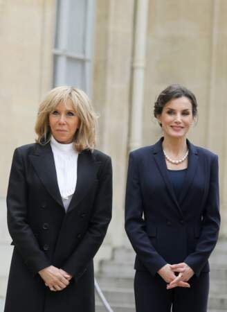 La première dame Brigitte Macron avec la reine Letizia d'Espagne très chics