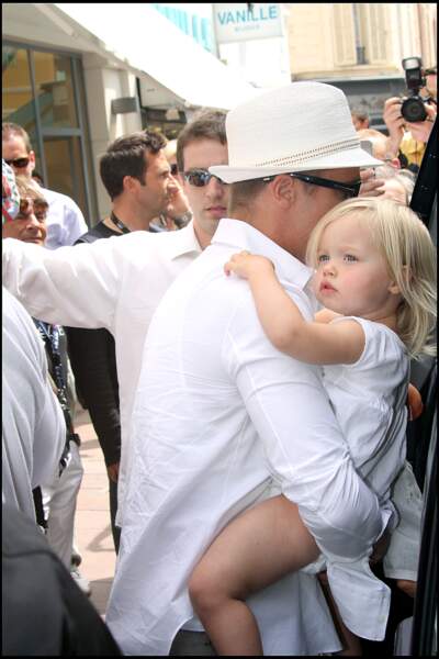 Shiloh Jolie-Pitt, avec son père Brad Pitt, à la sortie d'un magasin Bonpoint, à Cannes, en mai 2008.