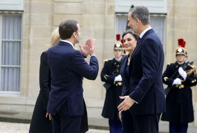 Brigitte et Emmanuel Macron accueillent le roi et le reine d'Espagne, mais pas de contact, coronavirus oblige !