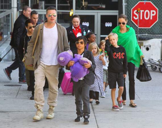 Shiloh Jolie-Pitt (à droite), avec ses deux parents Brad Pitt et Angelina Jolie, à l'aéroport de Los Angeles, en 2014.