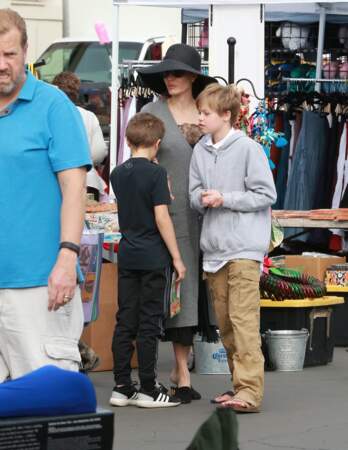 Shiloh Jolie-Pitt fait du shopping avec sa mère Angelina Jolie, au Rose Bowl Flea Market à Pasadena, le 10 décembre 2017.