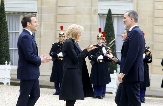 Brigitte Macron accueille Letizia d'Espagne. Un accueil chaleureux mais pas de contact à cause du coronavirus.