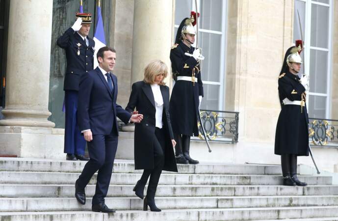 Brigitte et Emmanuel Macron amoureux, accueillent avec joie le roi et la reine d'Espagne 