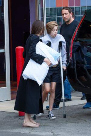 A la sortie d'un cinéma, Shiloh Jolie-Pitt peine à marcher correctement en raison de son opération de la hanche.