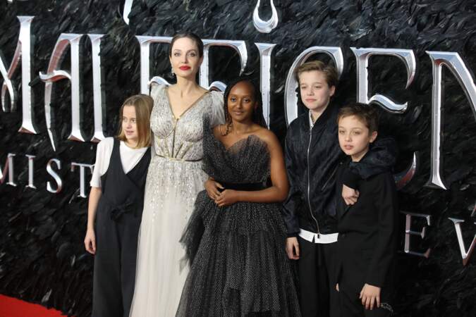 Angelina Jolie avec ses enfants Vivienne, Zahara, Shiloh et Knox lors de la première du film "Maléfique : Le Pouvoir du mal" à l'Imax Odeon de Londres, le 9 octobre 2019.