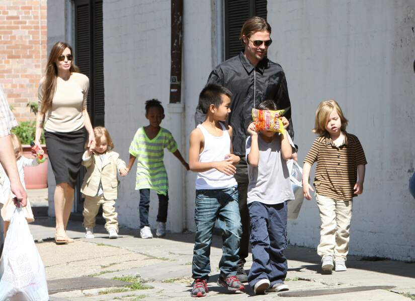 Brad Pitt et Angelina Jolie, avec leur six enfants, à la sortie d'un marché à la Nouvelle-Orléans en 2011. Shiloh est à l'extrême droite de la photo.