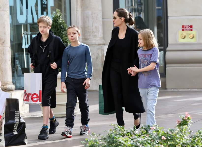 Shiloh Jolie-Pitt (à gauche), avec son frère Knox, sa soeur Vivienne, et sa mère Angeline Jolie, dans les rues de West Hollywood, le 9 décembre 2018.