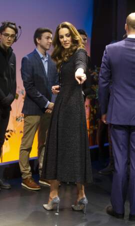 Présente à cette soirée organisée au profit de la « Royal Foundation », la duchesse de Cambridge porte de beaux escarpins scintillants Jimmy Choo. Un choix osé pour Kate Middleton qui pourtant, recycle cette paire de chaussures. 