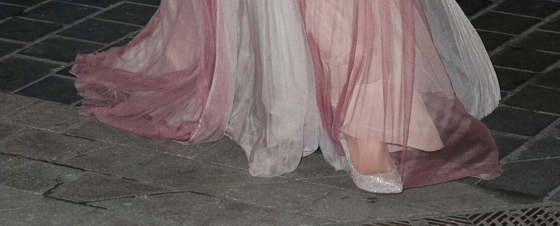 La duchesse de Cambridge a opté pour une paire d'escarpins Oscar de la Renta, sublimes avec cette robe rose en mousseline. 