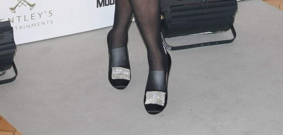 À l'occasion d'un dîner caritatif en 2011, la duchesse d'York porte des chaussures noires parsemées d'une langue à strasse sur le devant de la chaussure. 