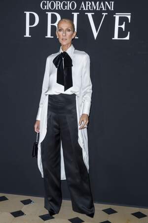 Céline Dion revisite le smoking avec une chemise asymétrique à lavallière contrastée.