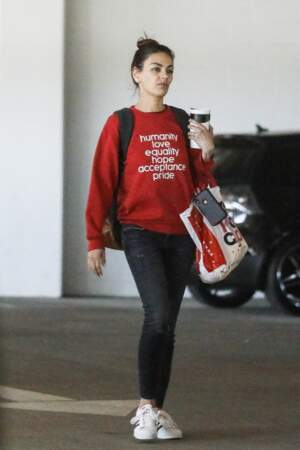 Mila Kunis va faire les courses confortablement avec sa paire de Superstar 