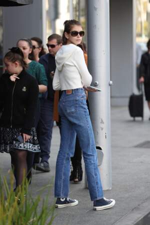 Kaia Gerber se promène dans les rues de Beverly Hills en jean et Converse