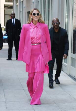Céline Dion ose le total look rose y compris avec un costume tailleur pantalon.