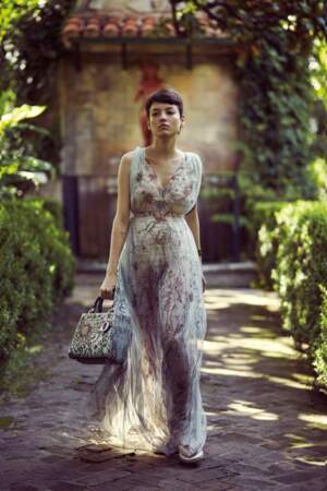 Manchette Dinh Van, sac Lady Dior en veau brodé de fils et perles, robe en crêpe sablé imprimé, soutien-gorge et culotte en résille, le tout Dior.