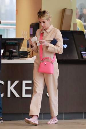 Emma Roberts a préféré le sac Capucines de Louis Vuitton en rose en format moyen.