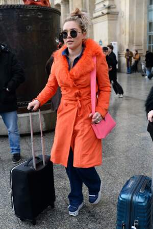 Florence Pugh aime la couleur, ici avec le sac Capucines de Louis Vuitton en rose.
