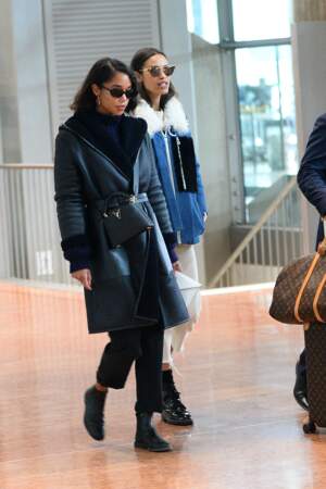 L'actrice Laura Harrier, en voyage, opte pour le sac Capucines de Louis Vuitton en noir.
