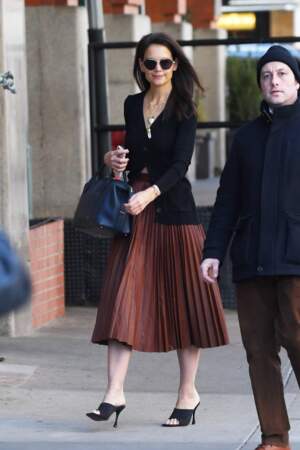 Katie Holmes dans les rues de New York portant une robe midi à volants et un cardigan noir : une tenue adéquate pour une journée au bureau. 