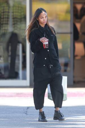 Zoe Saldana part en virée shopping à Beverly Hills habillée d'un pantalon large et d'un cardigan long : le look parfait pour une journée à la maison.