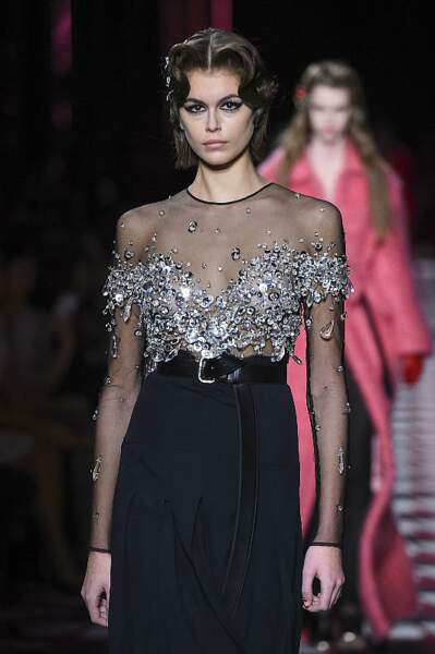 Kaia Gerber porte une double french manucure inversée sur le défilé Miu Miu à la Fashion Week de Paris. 