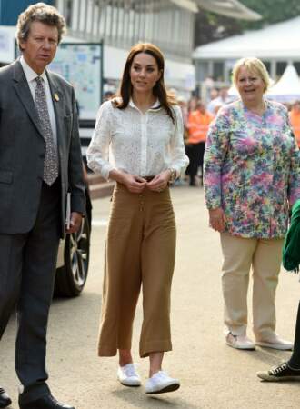 On s'inspire : le pantalon jupe culotte en lin de Kate Middleton