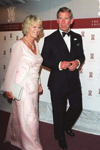 Camilla au bras du prince Charles, lors d'un gala à Londres, le 21 juin 2000