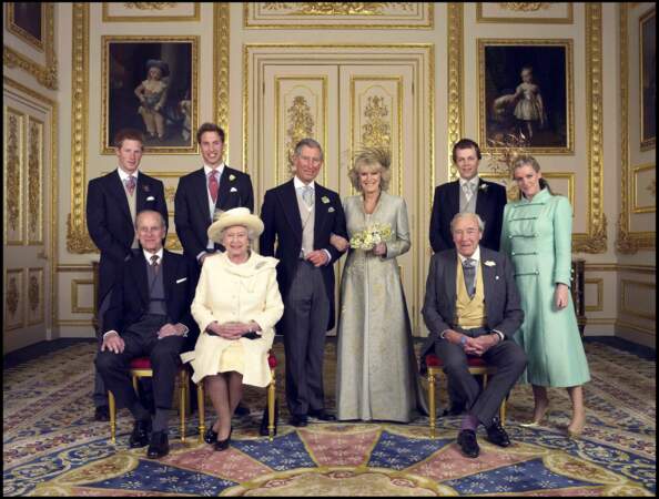 Charles et Camilla, entourés par la famille royale le jour de leur mariage, le 9 avril 2005