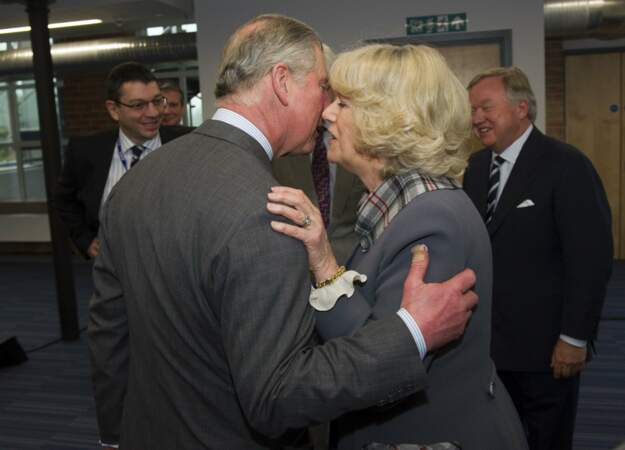 Charles et Camilla très proches lors d'une visite officielle à Rocester, le 18 mars 2011