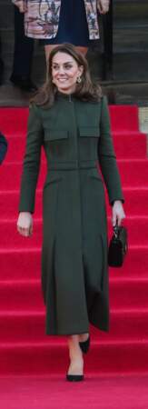 Un manteau kaki, qui n'est pas sans rappeler celui de sa maman, la duchesse de Cambridge.