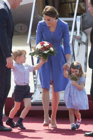 A Berlin déjà, toujours en juillet 2017, la princesse et sa maman portaient toutes les deux des robes bleues. 