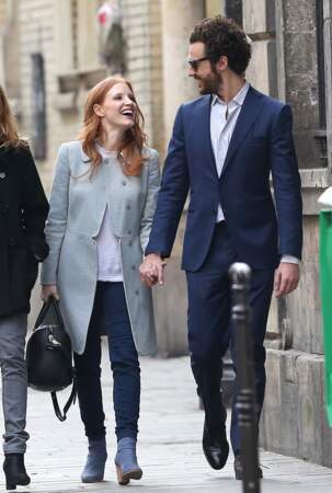 Jessica Chastain et son compagnon Gian Luca Passi se promènent main dans la main dans le Marais à Paris, le 6 mars 2013.