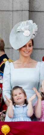 Toujours à Londres, pour le "Trooping the Colours", mais cette fois-ci en juin 2018, la duchesse était en bleu, tout comme sa fille. 