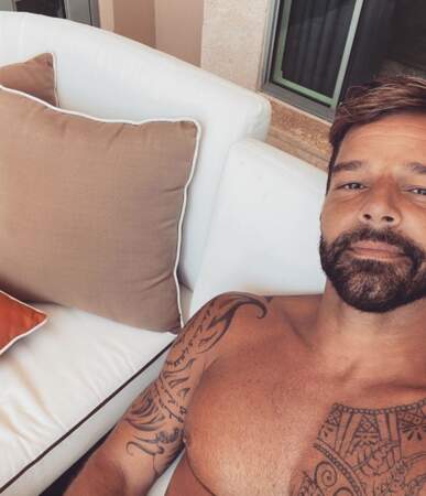 Quelques jours avant le confinement, Ricky Martin affichait encore sa crinière brune sur les réseaux sociaux...