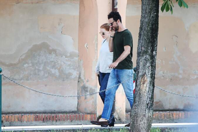 Jessica Chastain et son mari Gian Luca Passi de Preposulo, alors jeunes mariés, se promènent à Trévise, en Italie, le 12 juin 2017.