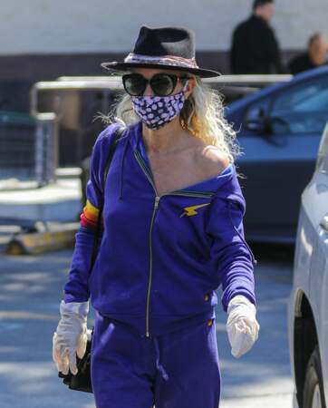 Laeticia Hallyday avec un masque : elle donne l'exemple à Los Angeles