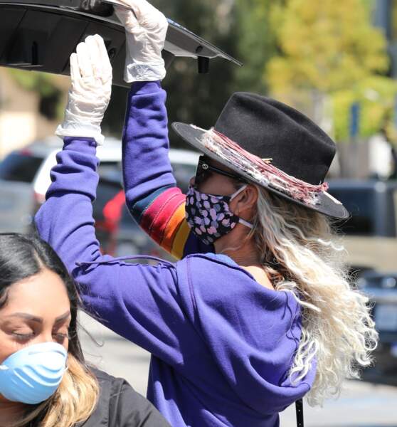 Laeticia Hallyday avec un masque : elle donne l'exemple à Los Angeles