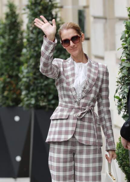Céline Dion : la star quitte l'hôtel Royal Monceau pour se rendre à Nice en juillet 2017
