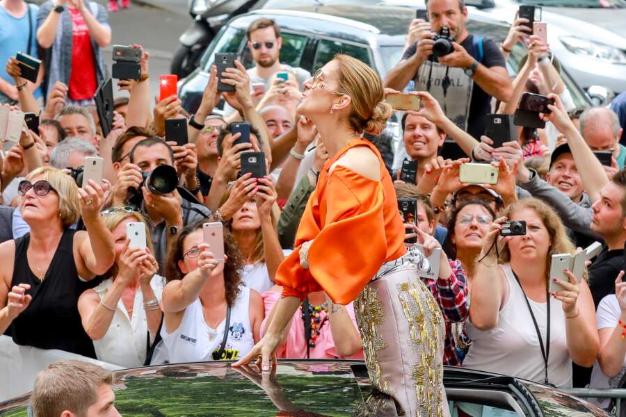 Céline Dion : bain de foule à la sortie de l'hôtel Le Royal Monceau à Paris en juillet 2017