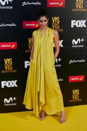 Alba Flores : robe de vestale jaune et chignon haut en 2018