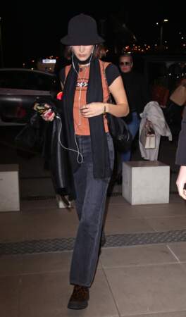Bella Hadid porte un jean à la coupe droite et évasée, comme un clin d'oeil aux 90's.