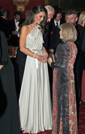 Kate Middleton en 2011 dans une robe sublime one-shoulder lors d'une soirée de bienfaisance. L'une de ses premières tenues à sensation.