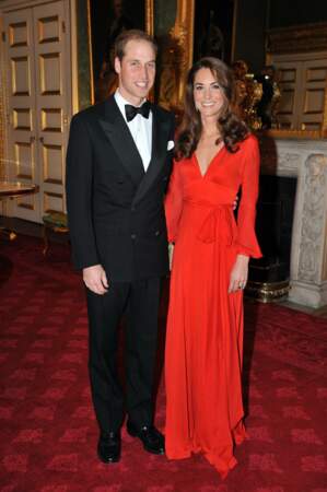 Kate Middleton mise sur des couleurs très flashy ici avec le prince William à Londres en 2013.