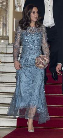 Kate Middleton enceinte du prince Louis, en robe scintillante le 24 novembre 2017.