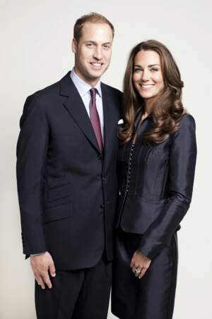 Kate Middleton dans un look strict pour sa première photo officielle en tant que duchesse de Cambridge en 2011.