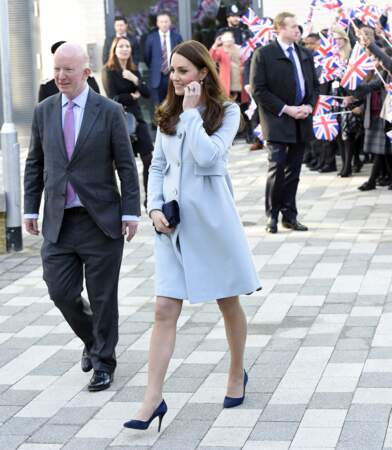 Kate Middleton enceinte dans une robe-manteau en 2015.