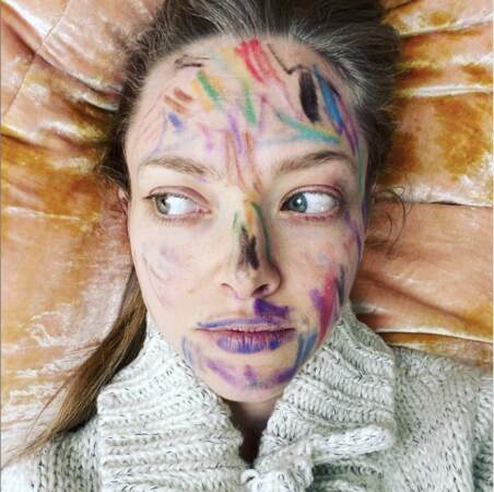 Amanda Seyfried remplace le make-up avec des crayons de couleur.
