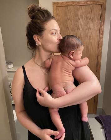 Ashley Graham, la jeune maman pose au naturel avec son petit garçon.